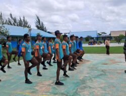 Babinsa Latih PBB kepada Siswa SMP Negeri 8 Merauke, Tanamkan Disiplin dan Tanggung Jawab