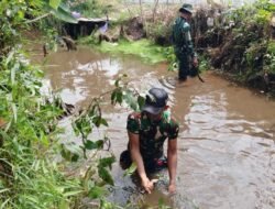TNI Turun ke Sungai, Satgas TMMD Ke-126 Bersihkan Aliran Air di Desa Tumih