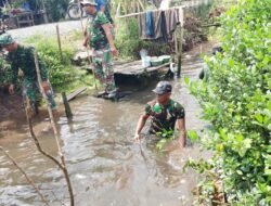 Peduli Alam, TNI dan Warga Desa Tumih Turun Bersihkan Sungai