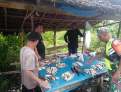 Dalam Rangka Menjalin Hubungan dengan Baik Babinsa Posramil 06/Bubon Melaksanakan Komsos dengan Penjual Ikan