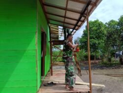 Gotong Royong TNI dan Warga Perbaiki Rumah Lansia di Desa Tumih