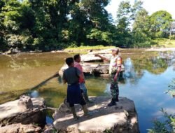 Waspada Banjir Babinsa Koramil 01/Sungaimas Laksanakan Giat Pengecekan Debit Air Sungai di Desa Binaan