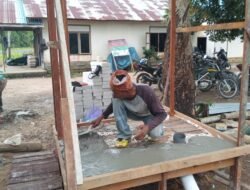 TMMD Kodim 1005/Barito Kuala Tuntaskan Setengah Pengerjaan WC di Desa Tumih