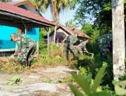 Gotong Royong Aksi Bersih Bersih Wujud Kehadiran Babinsa Koramil 1003-06/Simpur Ditengah Masyarakat