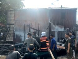 Babinsa Sigap Bantu Padamkan Kebakaran di Amuntai Tengah