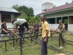 Babinsa Posramil Darul Hikmah Bersama Warga Siapkan Tempat Peringatan Maulid Nabi Muhammad SAW