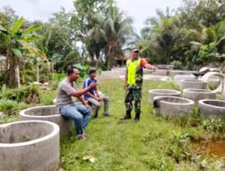 Babinsa Koramil 01/Sungaimas Laksanakan Komsos dengan Warga Desa Kajeng