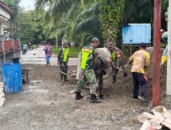 Babinsa Jajaran Korem 012/TU Gotong Royong Bangun Jalan Beton Bersama Warga di Nagan Raya