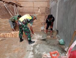Semangat Gotong Royong Babinsa Koramil 01/Sungaimas Bantu Warga Bangun Rumah Warga di Desa Binaan