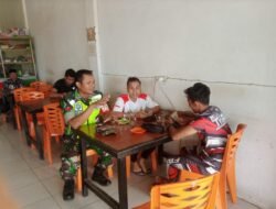 Babinsa Koramil 01/Jaya Pererat Hubungan dengan Warga Melalui Komsos di Desa Leupe