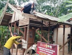 Prajurit TNI dan Warga Bergotong Royong Bongkar Rumah Zaini di TMMD