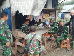 TMMD Kodim 1005: Anggota Satgas Manfaatkan Istirahat untuk Komsos di Warung Warga