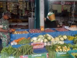 Babinsa Sanggamara Cek Harga Sembako di Pasar Teunom