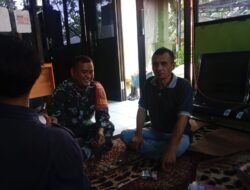 Babinsa Paringin Komsos dan Menjenguk Warga Sakit, Pererat Kedekatan dengan Masyarakat