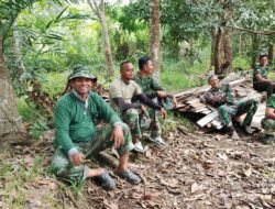 Satgas TMMD Ke-126 Bersenda Gurau di Tengah Perehaban Rumah Warga