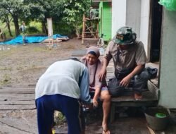 Aksi Heroik Serma Sugeng Dampingi Lansia di Tengah Perehaban Rumah