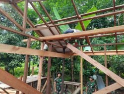 Pemasangan Atap Rumah Warga, Simbol Dedikasi Satgas TMMD