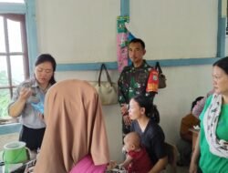 Babinsa Koramil 1203-04/Simpang Hulu Dampingi Tenaga Medis Beri Imunisasi bagi Balita