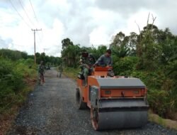 Kopda Metia Dampingi Operator Alat Berat, Pengerasan Jalan TMMD Berjalan Maksimal