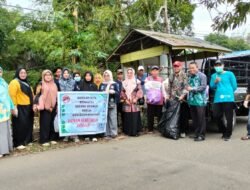 Babinsa dan Warga Angkinang Bersihkan Lingkungan dari Sampah dan Sarang Nyamuk