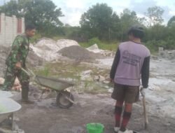 Babinsa Koramil 1202-06/Manis Mata Ajak Warga Gotong Royong Bangun Rumah Warga Binaan