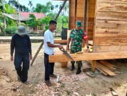 Babinsa Kodim 0114/Aceh Jaya Wujudkan Kepedulian Lewat Gotong Royong Bangun Kios