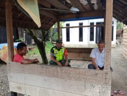 Jaga Silaturahmi dan Hubungan Baik Babinsa Koramil 01/Sungaimas Melaksanakan Komsos di Desa Sarah Perlak