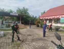 Babinsa Johan Pahlawan Laksanakan Gotong Royong di desa Suak Indrapuri