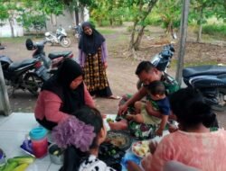 Hangatnya Kebersamaan Satgas TMMD dan Warga Desa Tumih Lewat Makan Rujak Bersama