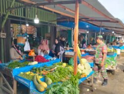 Babinsa Koramil Teunom Laksanakan Pengecekan Harga Sembako di Pasar Wilayah Binaan