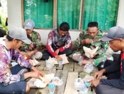 TMMD Ke-126 Kodim 1005/Batola: TNI dan Warga Kompak Santap Siang di Lokasi Pekerjaan