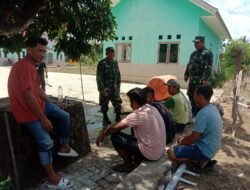 Babinsa Koramil 1010-02/Tambaruntung Perkuat Kemanunggalan TNI-Rakyat Lewat Komsos Grilya