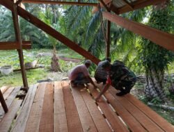 Babinsa Pasie Raya Bantu Warga Bangun Balai Pengajian di Desa Pasi Teubee