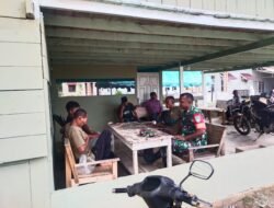 Babinsa Darul Hikmah Pererat Kemanunggalan TNI dan Rakyat Lewat Komsos di Gampong Reuntang