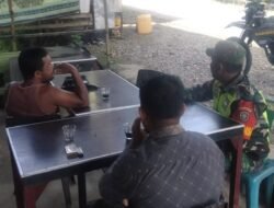 Berbincang dan Duduk Santai Babinsa Koramil 01/Sungaimas Komsos dengan Warga Desa Kajeng