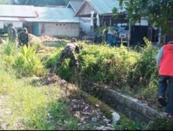 Babinsa Koramil 1003-01/Telaga Langsat Jadi Motor Pembersihan Saluran Air di Desa Pakuan Timur
