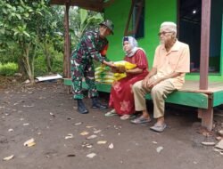 Momen Haru Dansatgas TMMD Cium Tangan Lansia di Desa Tumih
