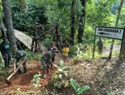 TNI Peduli Lingkungan: Babinsa Koramil 1003-02/Padang Batung Lakukan Pembersihan Lingkungan