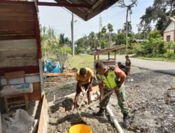 Kedekatan Nyata, Babinsa Koramil 01/Sungaimas,Bantu Warga Meratakan Tanah untuk Membuat Warung Mini