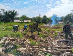 Babinsa Amuntai Selatan Gotong Royong Bersihkan Lahan untuk Pembangunan Koperasi Desa Merah Putih