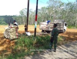 Babinsa Koramil 1001-01/Juai Awasi Distribusi Material Pembangunan Koperasi Desa Merah Putih