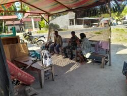 Babinsa Teunom Jalin Komunikasi dengan Warga Bahas Aktivitas Produktif di Desa Seumira