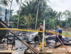 Kebakaran Rumah di Desa Kapuh, Babinsa dan Warga Bergerak Cepat