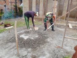 Peran Aktif Babinsa Koramil 01/Sungaimas Bantu Bangun Rumah Warga Desa Binaan