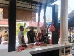 Babinsa Koramil 05/Panga Pantau Ketersediaan dan Harga Daging di Pasar Kuta Tuha