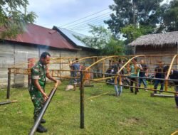 Kekompakan TNI dan Warga Bergotong Royong Mendirikan Tratak