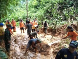 Jalan Akses ke Desa Paniuangan Tertutup Longsor, Babinsa dan Masyarakat Bergotong Royong