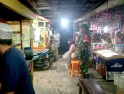 Komsos Malam Hari, Babinsa Koramil 1003-01/Telaga Langsat Pastikan Keamanan Wilayah