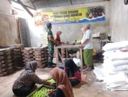 Babinsa Koramil 02/Woyla Melaksanakan Komsos dengan Pelaku UMKM Usaha Roti Home Industri yang Ada di Wilayah Binaan