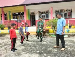 Babinsa Koramil 05/Panga Latih Siswa SD Negeri 1 Keude Panga Disiplin Melalui PBB